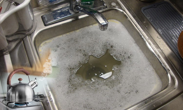Thông chậu rửa bát bằng nước sôi